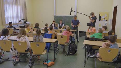 In Stuttgart bekommt die Klasse 5c des Wagenburg-Gymnasiums Besuch von der fast erblindeten Yvonne Gienger. Die Schüler erfahren im Gespräch, welche Änderungen und Herausforderungen sich ergeben, wenn man sich auf die Augen nicht mehr verlassen kann. Das Überqueren einer Straße wird damit zur Konzentrationsübung. Unter der Begleitung des Fernsehteams von TV Includo entwickeln die Schüler auch eigene Ideen, wie man die Begegnungen mit behinderten Menschen im Alltag dokumentieren könnte. Das Ergebnis sind Interviews mit Lehrern, sowie 3 kurze Filme, von den Schülern selbst erstellt. Sowohl vor als auch hinter der Kamera bekommt jeder einen Einblick, wie man damit umgehen kann, wenn man ein bisschen besonders ist. TV Includo ist ein Gemeinschaftsprojekt der "Arbeitsgemeinschaft Behinderung und Medien" und der "Aktion Mensch".