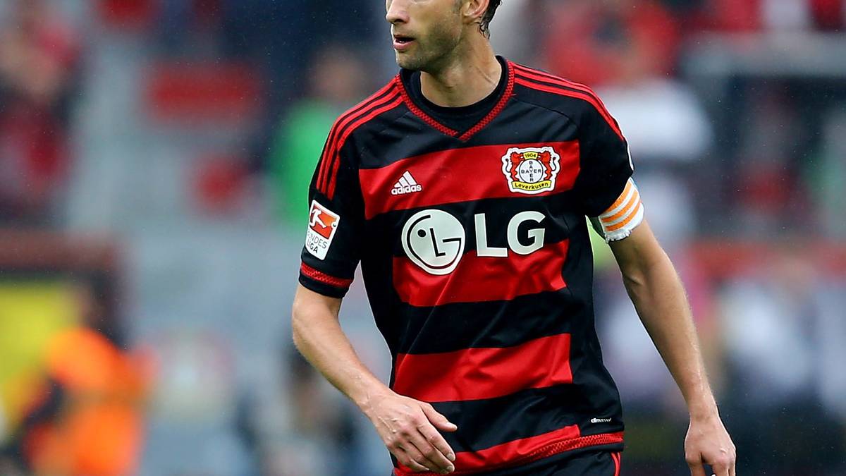 Das nächste Heimtrikot von Leverkusen wiederum erinnert stark an das Auswärtstrikot der Deutschen Nationalmannschaft. Dicke Querstreifen in schwarz-rot