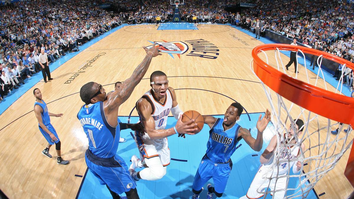 Russell Westbrook zieht mal wieder eine Triple-Double-Show ab. Der Maskenmann kommt in drei Kategorien zu dreistelligen Werten - bereits zum dritten Mal