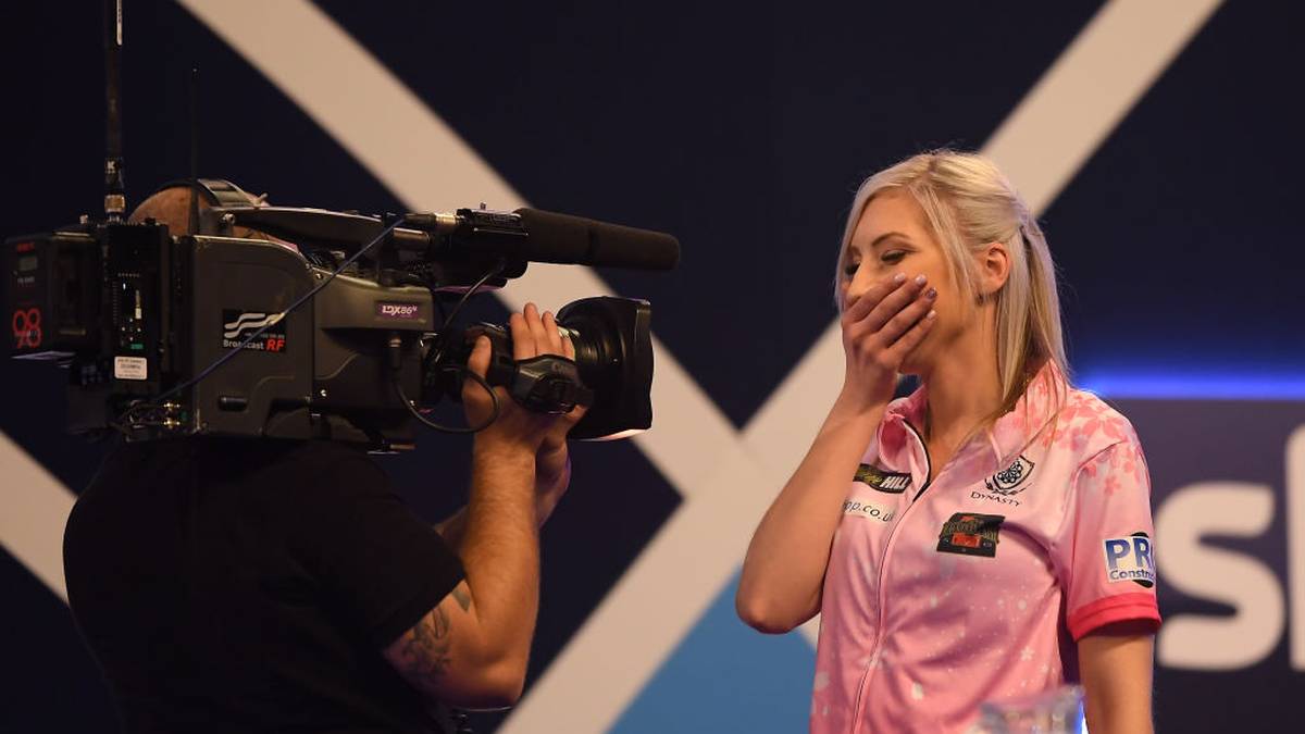 Fallon Sherrock schreibt bei der PDC-WM 2020 ein Stück Darts-Geschichte. Mit 3:2 schlägt die Engländerin ihren Landsmann Ted Evetts in der ersten Runde und gewinnt damit als erste Frau ein Spiel bei einer gemischten Weltmeisterschaft. In Runde zwei wirft sie auch noch Mensur Suljovic mit 3:1 raus