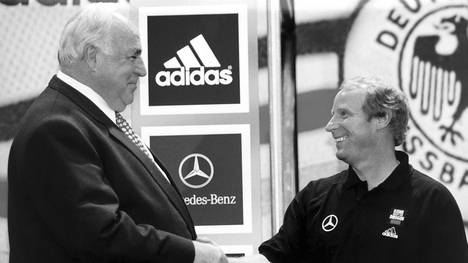 Helmut Kohl (l.) verband eine Freundschaft zu Ex-Bundestrainer Berti Vogts