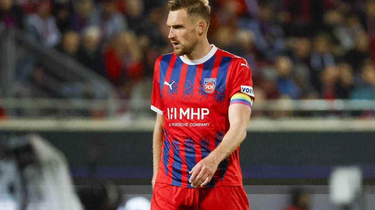 1. FC Heidenheim: Auch Patrick Mainka darf in seinem Klub weiterhin die Kapitänsbinde tragen. Seit 2018 spielt der 30-Jährige bereits bei Heidenheim und wurde 2021 erstmals zum Kapitän ernannt.