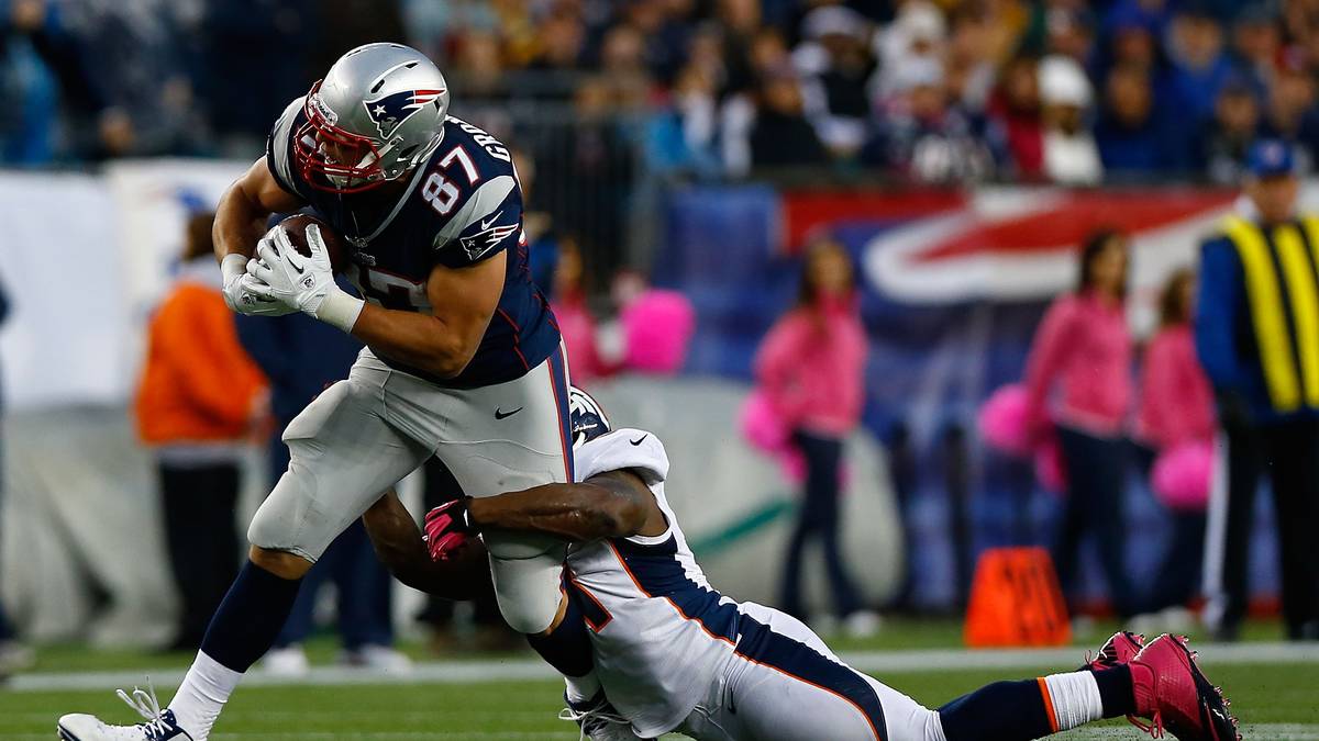 In seinem zweiten NFL-Jahr explodierte der 1,98 Meter große Tight End förmlich. Mit 1327 Receiving Yards und 18 Touchdowns stellte er neue Liga-Bestmarken für die Position des Tight End auf. Beim Voting für den Pro Bowl bekam er drei Mal so viele Stimmen wie der zweitplatzierte Tight End. Mit den Patriots erreichte er den Super Bowl, unterlag dort aber den New York Giants