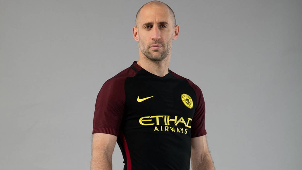 Pep Guardiolas Team läuft in fremden Stadien künftig mit schwarzen Jerseys auf, die von roten und gelben Details untermalt sind