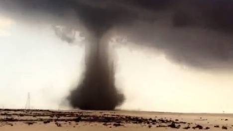 Während der Fußball-WM in Katar hat es einen riesigen Wüstensturm gegeben. Nur 30 Kilometer des nördlichsten Stadions entfernt, hat der Tornado mit Überflutungen und Hagel für bedrohliche Bilder gesorgt. 