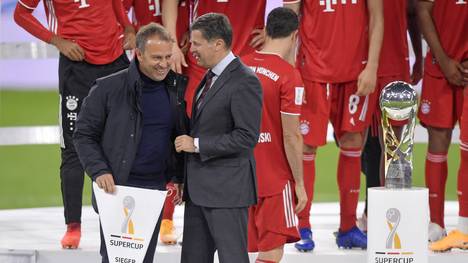 Christian Seifert (m.) fordert unter anderem die Bundesliga-Klubs zum Sparen auf
