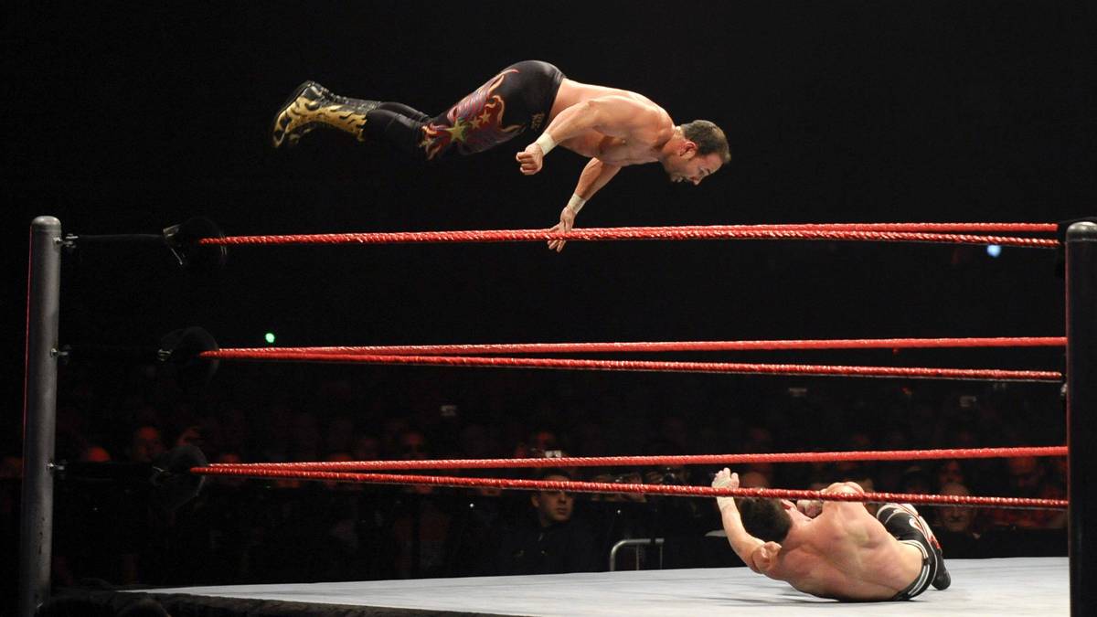 Chavo bei einer Spezialität der Guerreros, dem Frog Splash vom obersten Seil. Guerrero war ein respektierter Cruisergewichts- und Tag-Team-Wrestler bei WCW, WWE und TNA - konnte aber nicht an die Erfolge seines Onkels Eddie heranreichen