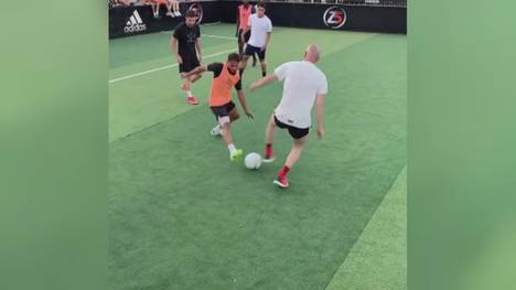Zinedine Zidane kann es immer noch. Bei einem Spielchen mit seinen Söhnen zeigt er nochmal seine Skills.