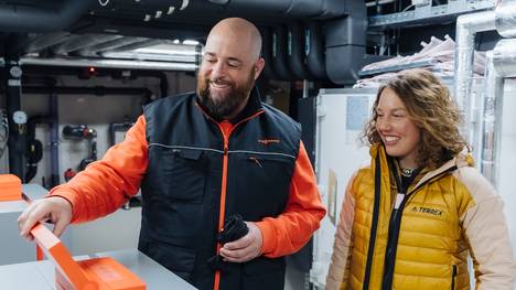 In der zweiten Episode der Serie wird die ehemalige Top-Biathletin bei den ersten Planungen für den Bau ihres umweltschonenden Eigenheims begleitet. Im Chaletdorf Priesteregg informiert sich Laura über die Möglichkeiten, innovative Wärmepumpentechnologien zum nachhaltigen Heizen und Kühlen zu nutzen. 