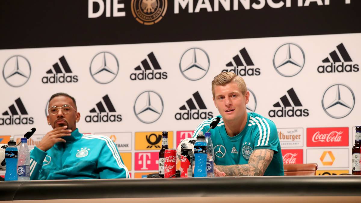 Eine Reaktion aus der Mannschaft? Gibt es bislang nicht. Was daran liegen mag, dass es zu dem Thema sehr verschiedene Haltungen gibt. SPORT1 blickt auf die unterschiedlichen Strömungen innerhalb des DFB-Teams - und zeigt auf, warum der Fall Özil das Team jetzt noch mehr zerreißen könnte