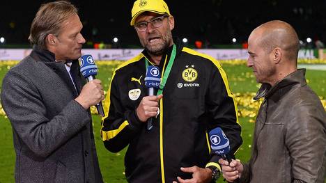 Jürgen Klopp nach dem Spiel im Interview mit ARD-Moderator Gerhard Delling (l.) und Experte Mehmet Scholl (r.)