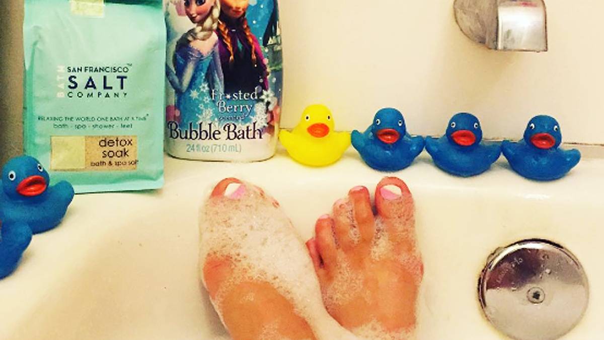 Bei all der harten Arbeit gönnt sich VanZant auch mal ein entspannendes Bad