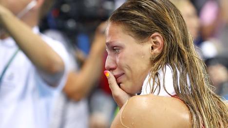 Julia Jefimowa weinte nach der Silbermedaille über 100 Meter Brust