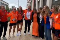 Schon bei der EM ging die Niederlande mit dem berühmten "Links-Rechts-Tanz" viral – jetzt erreicht dieser auch das olympische Dorf und sogar die Königsfamilie. 