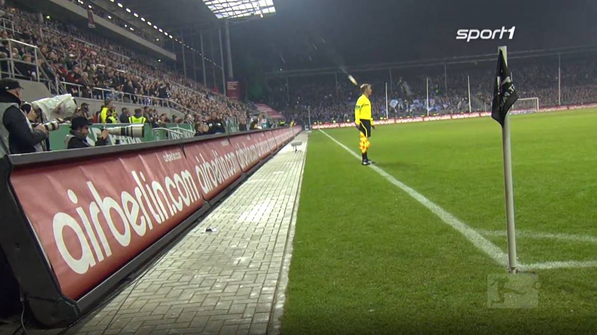1. April 2011: Spielabbruch auf St. Pauli aufgrund von Becher-Würfen wütende Pauli-Fans. Die Partie wird vorzeitig beendet und die Hamburger steigen ab.