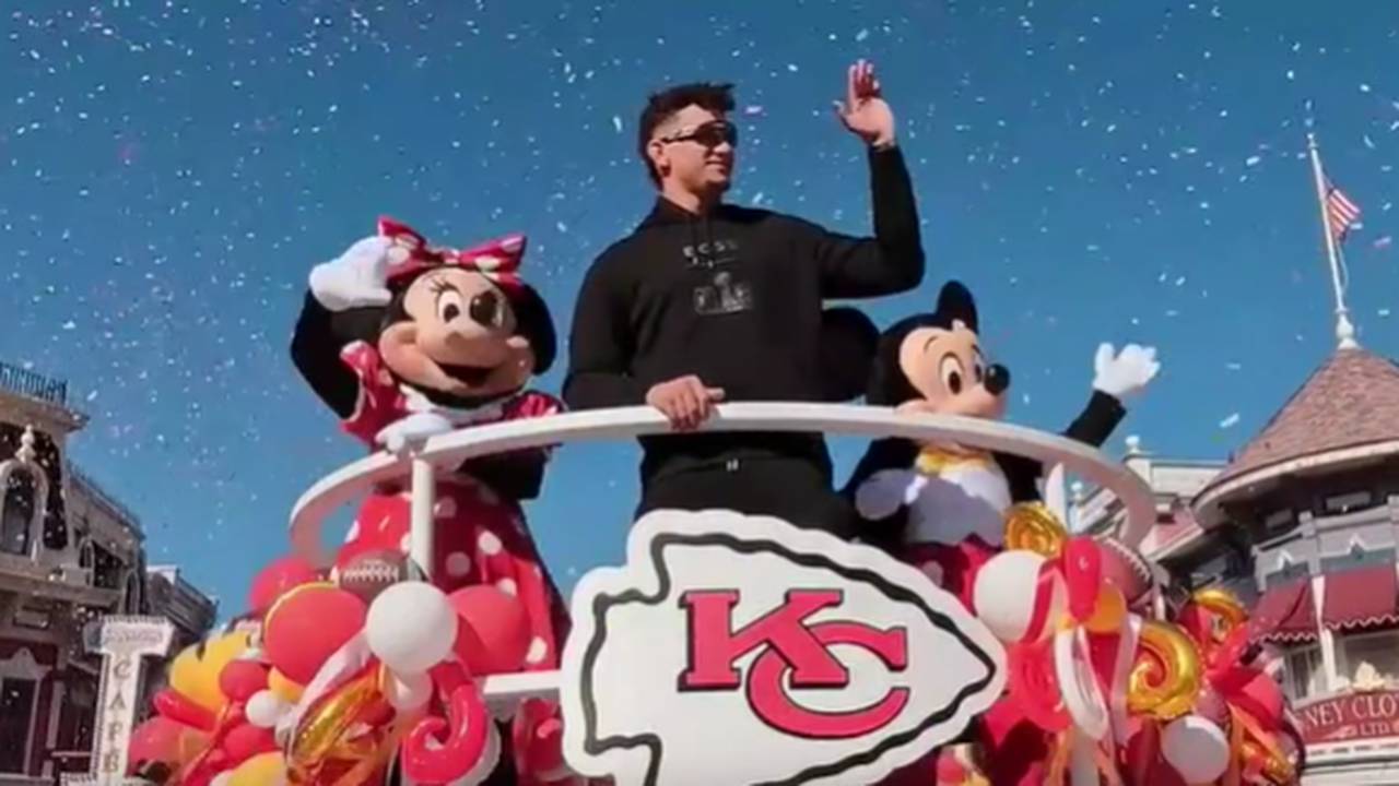 Umringt von Fans: Patrick Mahomes feiert Super-Bowl-Triumph in Disneyland