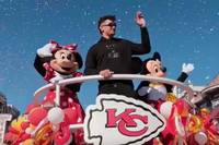 Patrick Mahomes hat den Triumph beim Super Bowl mit seiner Familie in Disneyland gefeiert. Der Chiefs-QB hofft, neben dem Fantrubel auch etwas Zeit für das ein oder andere Fahrgeschäft zu haben.