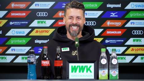 Sandro Wagner greift in seiner Vorbereitung auf das Spiel gegen Stuttgart in die Trickkiste. Eine Frage zu seiner besonderen Maßnahme sorgt beim Augsburg-Trainer für Schmunzeln.