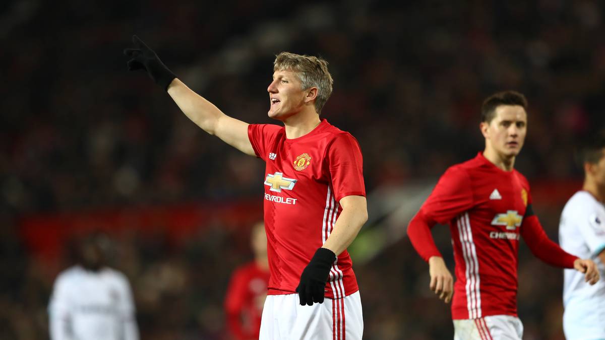 Einen Tick weiter vorne rangiert Bastian Schweinsteiger, der trotz seiner zeitweiligen Ausbootung bei Manchester United mit 22,4 Millionen US-Dollar Platz 81 belegt