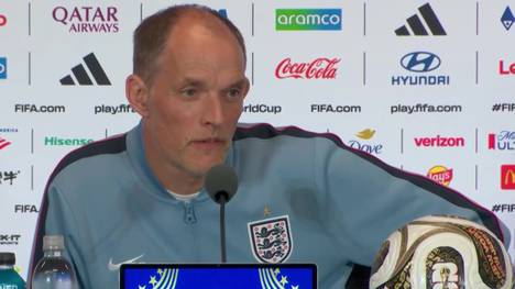 Vor dem Spiel um Platz 3 mit England wird Thomas Tuchel noch einmal nach seinen taktischen Entscheidungen im Halbfinale der WM 2026 gegen Argentinien gefragt. Als dabei Aussagen von Donald Trump zur Sprache kommen, reagiert er wenig amüsiert.