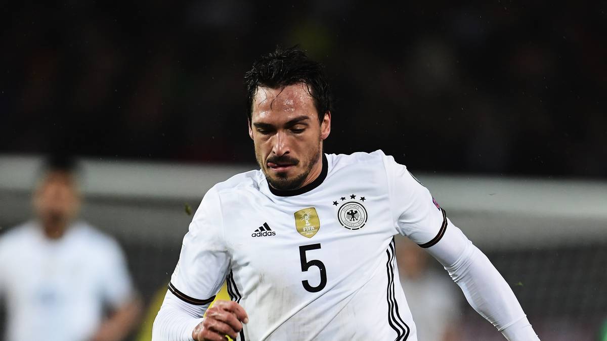MATS HUMMELS: Als einziger wirklicher Innenverteidiger aufgeboten, wurde auch er in der Defensive nicht gefordert und zog als letzter deutscher Feldspieler zumeist weit in der Hälfte der Gastgeber das deutsche Spiel auf. Wie Kimmich brachte auch er einige Diagonalpässe in den Strafraum an den Mann. SPORT1-Note 2,5