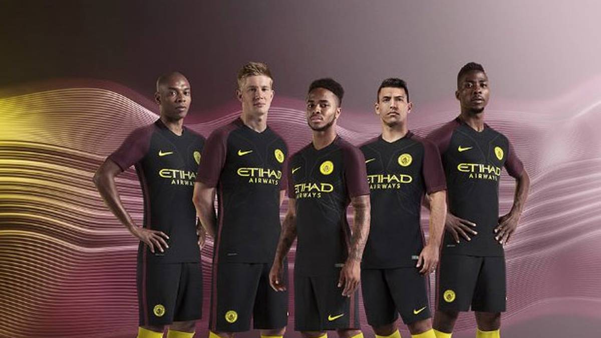 Das Trikot wird vom Auswärts-Stil der 1960er inspiriert, als die "Citizens" mit schwarzen und roten Streifen aufliefen. Das Gelb symbolisiert die Arbeiter-Vergangenheit, für die Manchester seit der industriellen Revolution 1842 steht