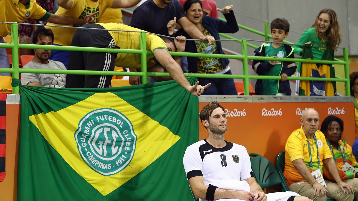 Ein brasilianischer Fan hat seinen Spaß mit Uwe Gensheimer, Deutschlands hinausgestellter Kapitän eher nicht