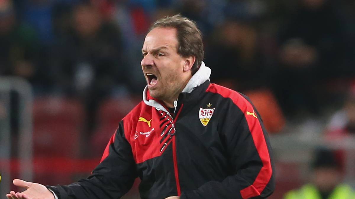 ALEXANDER ZORNIGER (bis November 2015): Zorniger gilt als großes Trainertalent und soll Stuttgart in eine goldene Zukunft führen, durch Förderung von Talenten und ein neues Spielsystem. Doch als seine Idee nicht greift, ist der VfB-Coach nicht zu Änderungen bereit. Ein 0:4 beim Tabellenletzten FC Augsburg wird Zorniger dann zum Verhängnis
