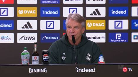 Verletzungssorgen und der dünne Kader des SV Werder Bremen zwingen Horst Steffen zur Improvisation. Deshalb wird er zu möglichen Verstärkungen befragt.