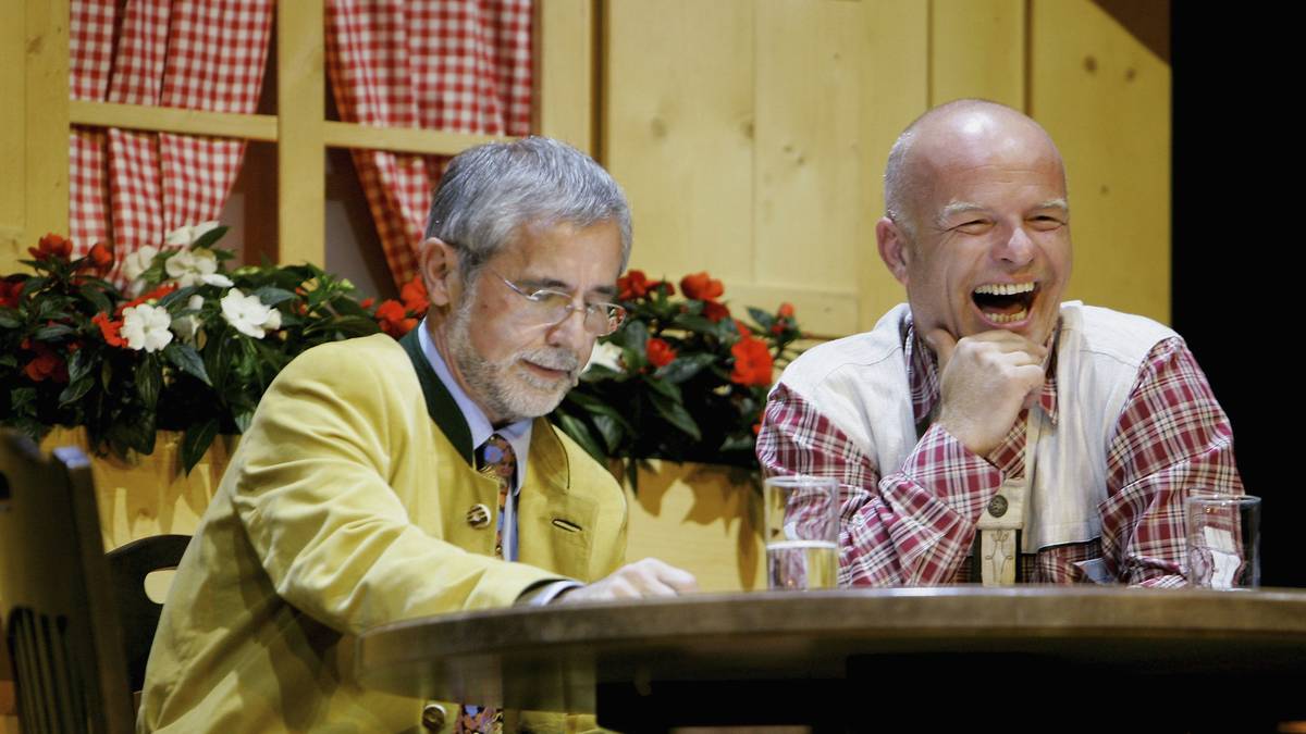1985 kehrt die Familie nach München zurück - und ein trauriges Kapitel im Leben des Torjäger-Rentners beginnt. Müller (mit Stadionsprecher Stefan Lehmann) ist plötzlich ohne Job, ohne Ziel. Er flüchtet in den Alkohol. "Ich war wieder in Deutschland, und es war nichts los. Ich habe nichts gemacht, das war ja der Fehler", so Müller 