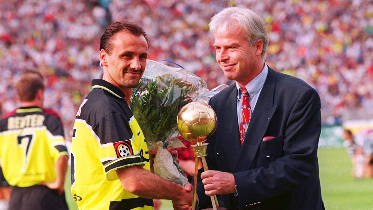1997: JÜRGEN KOHLER: Hattrick für Borussia Dortmund. Nach dem Triumph in der Champions League darf sich Jürgen Kohler über die Trophäe freuen 
