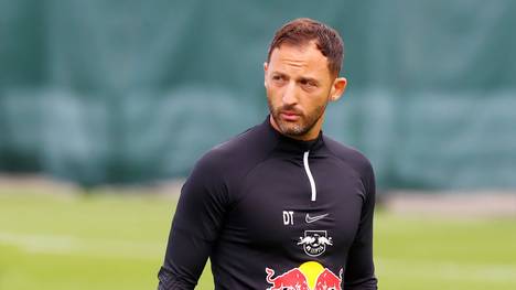 Leipzig-Trainer Domenico Tedesco hat den Giftanschlag auf den Rasen des Stadions in Dessau vor dem Erstrundenspiel im DFB-Pokal verurteilt. 