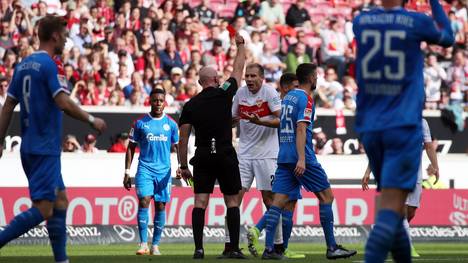 Holger Badstuber wird im Spiel seines VfB Stuttgart gegen Holstein Kiel des Feldes verwiesen