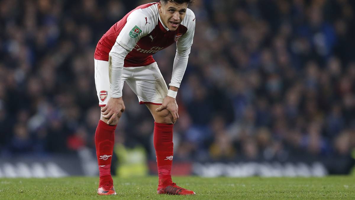 ... auch wenn er stinksauer über den geplatzten Wechsel im Sommer gewesen sein soll. Immer wieder kochten bis Weihnachten Gerüchte über einen Abgang zu ManCity hoch. Sanchez streikte zwar nicht, fehlte aber Anfang 2018 im Kader der Gunners, weil ein Wechsel zu Jose Mourinhos Manchester United über die Bühne ging