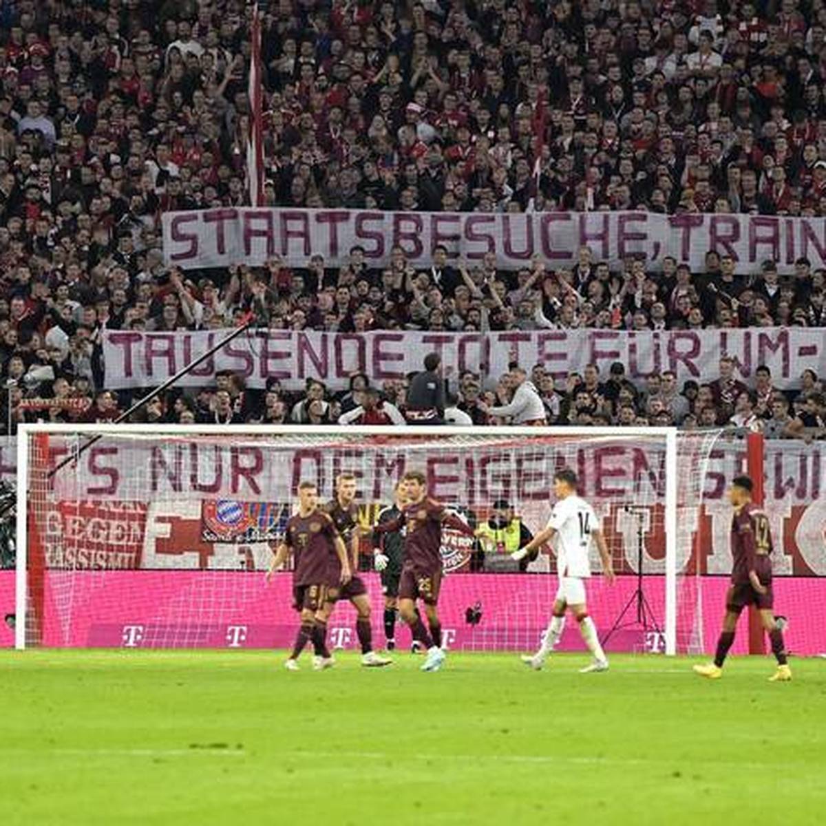 Fünf Tage nach seinem hitzigen Anruf im STAHLWERK Doppelpass zeigen sich einige Bayern-Fans beim Spiel gegen Leverkusen nicht einverstanden mit den Aussagen von Uli Hoeneß zum Thema Katar.