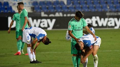 Real Madrids Marco Asensio tröstet Leganes-Verteidiger Unai Bustinza nach dem Abpfiff