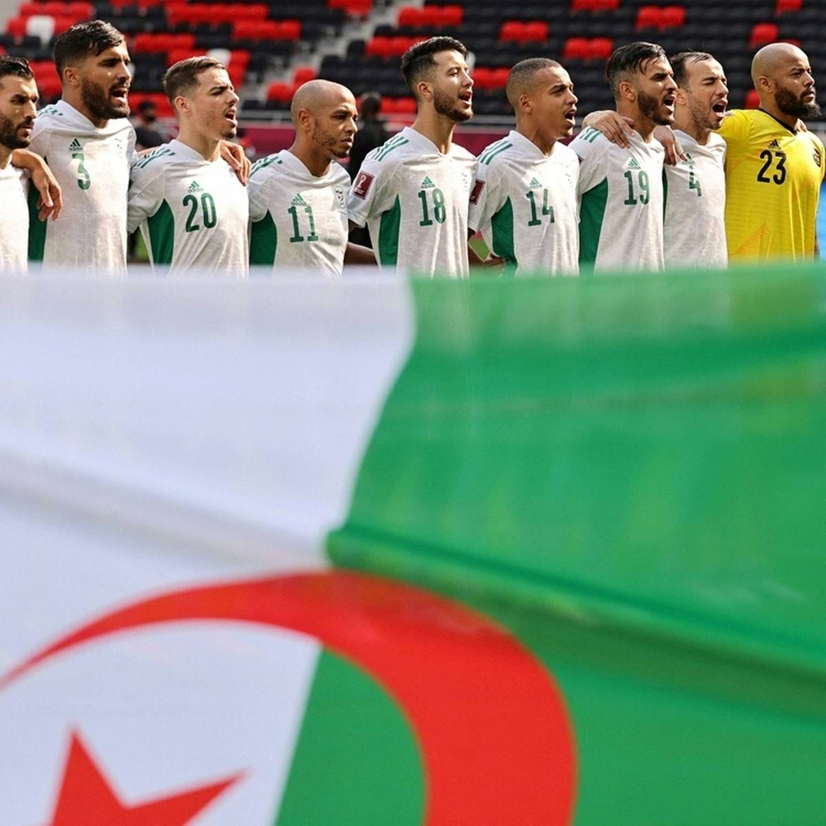 Zwischen Marokko und dem Erzrivalen Algerien ist ein Streit um eine Trikot-Kollektion der algerischen Fußball-Nationalmannschaft entbrannt.