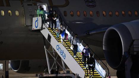 Nach einem Charterflug zu den Australian Open sind zwei Personen positiv auf Corona getestet worden. 