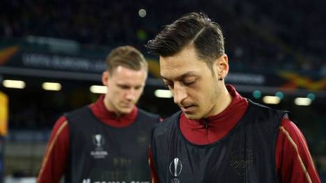 Mesut Özil (r.) tröstete Arsenal-Teamkollegen Bernd Leno (l.) nach seinem Patzer bei Twitter. 