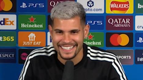 Bruno Guimarães spricht über seinen neuen Newcastle-Mitspieler Nick Woltemade. Der Brasilianer ist von der bisherigen Leistung des Deutschen beeindruckt - ein Detail sorgte beim 27-Jährigen für einen Lacher.