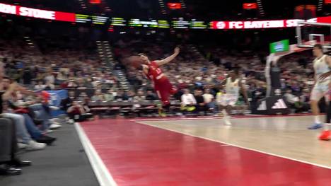 Der FC Bayern München rehabilitiert sich in der EuroLeague mit einem Sieg gegen Valencia Basket. Andreas Obst feiert sein Comeback - und begeistert mit einem Sprung ins Publikum, der für wichtige Punkte sorgt.