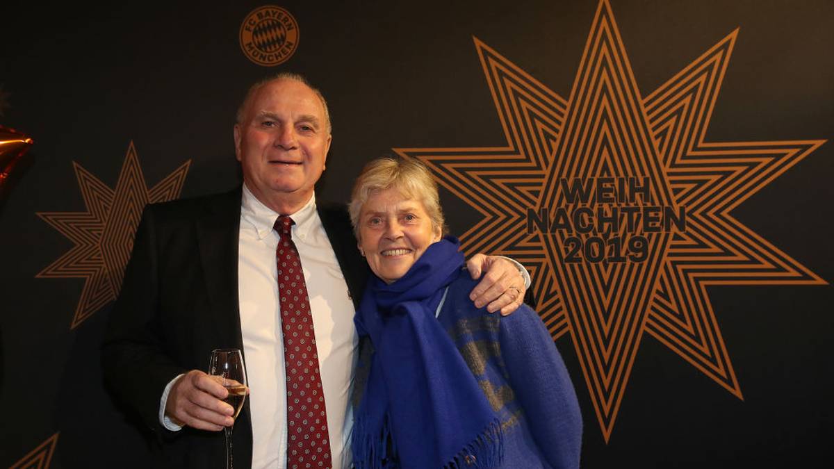 Der ehemalige Präsident gibt sich die Ehre. Uli und Susi Hoeneß werden wohl auch künftig auf jeder Feier der Bayern eingeladen sein