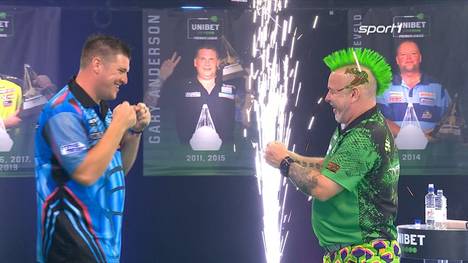 Ein 9-Darter garantiert kein Match-Gewinn - die Erfahrung macht Peter Wright in der Premier League gegen Daryl Gurney.