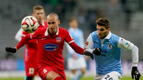 Valdet Rama von 1860 München verfolgt Dennis Malura vom 1.FC Heidenheim