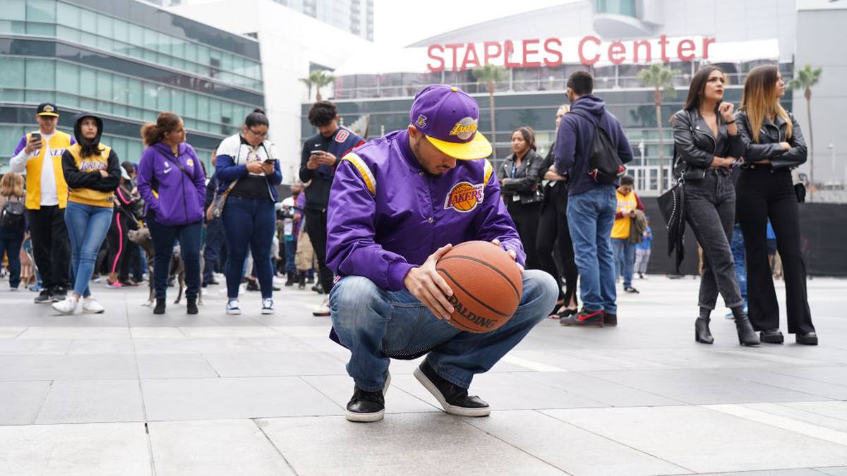 Das Staples Center wird zum Treffpunkt vieler Trauernden. Zusammen hält man den verstorbenen NBA-Star in Ehren