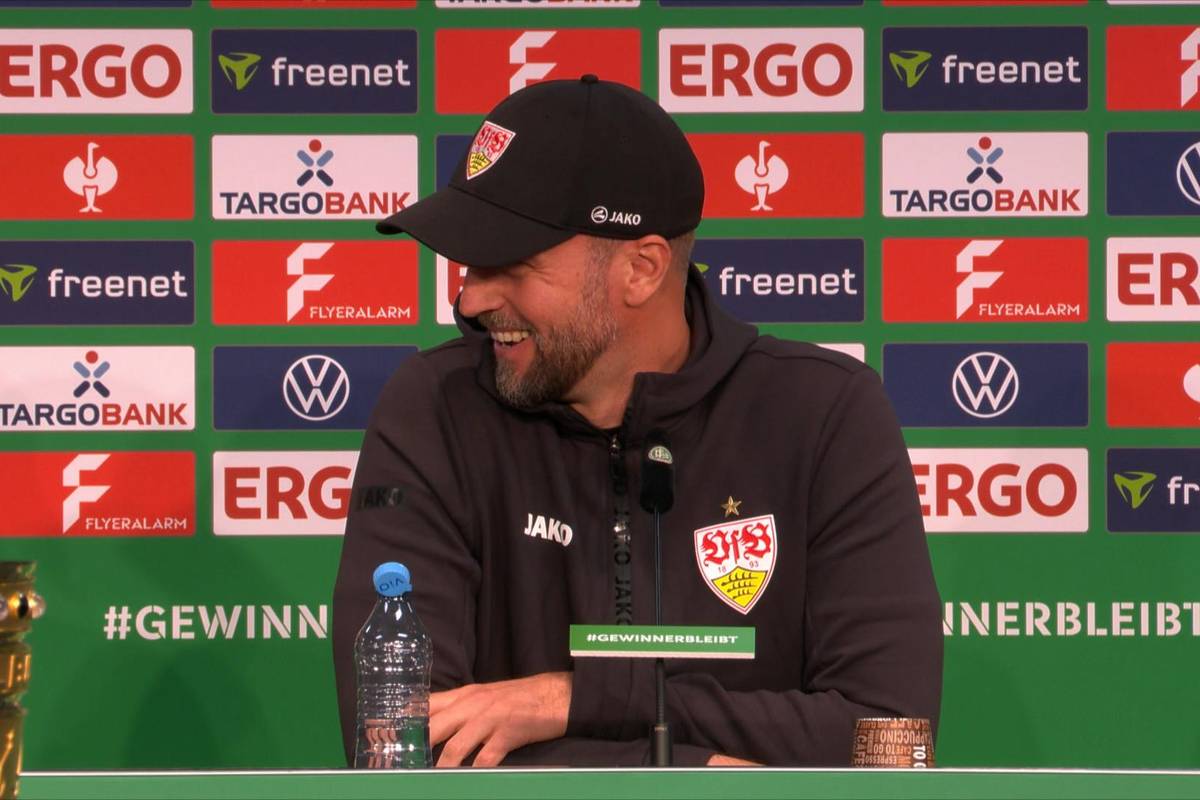 Sebastian Hoeneß scherzt auf der PK vor dem DFB-Pokalfinale über eine Anekdote seiner Mutter, wie sie den Zusammenprall seines Vaters Dieter Hoeneß im Pokalfinale erlebte. 