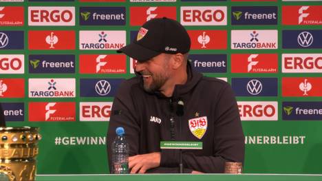 Sebastian Hoeneß scherzt auf der PK vor dem DFB-Pokalfinale über eine Anekdote seiner Mutter, wie sie den Zusammenprall seines Vaters Dieter Hoeneß im Pokalfinale erlebte. 