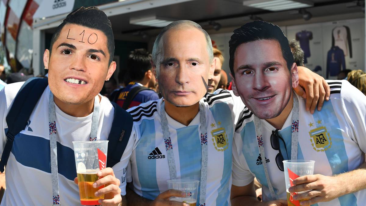 Ungewöhnliche Freundschaften entstehen auf den Rängen: Hier umarmt der russische Präsident den argentinischen Superstar - und Ronaldo trinkt ein Bierchen mit