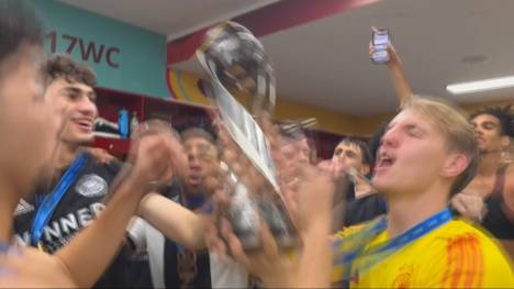 Die Party kann nach dem gewonnen WM-Finale steigen. U17-Star Paris Brunner lädt zur Kabinenparty ein.
