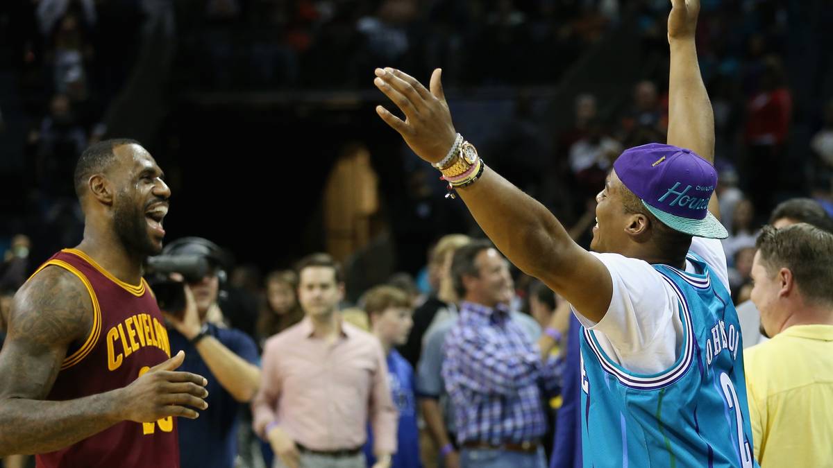 Superstars unter sich. Beim Spiel der Charlotte Hornets gegen die Cleveland Cavaliers begrüßt Cam Newton, Quarterback der Carolina Panthers, LeBron James